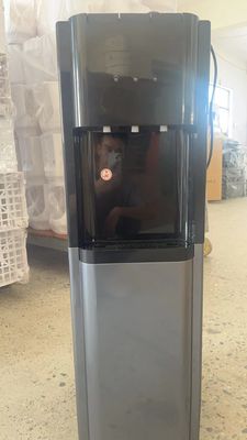 Compresor permanente Dispensador de agua caliente y fría con bloqueo de seguridad para 220V de voltaje