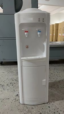 Dispensador vertical de agua potable con función controlada por aplicación